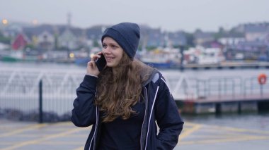 Bir telefon görüşmesi alarak genç kız