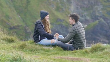 İrlanda üzerinden seyahat ederken eğlenceli çift vardır