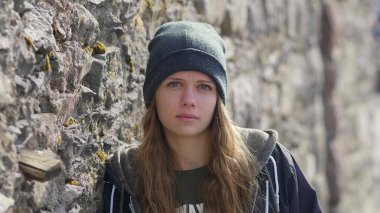 Genç düşünceli kadın ne yazık ki kamerada görünüyor