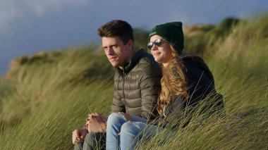 Mutlu çift reed çimlere limanda oturuyor