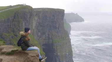 Güzel kız Moher Cliffs, okyanus görünüyor