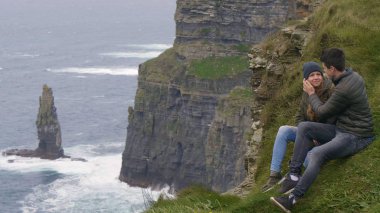 İrlanda - nefes kesen sahne Moher Cliffs, aşık iki arkadaş