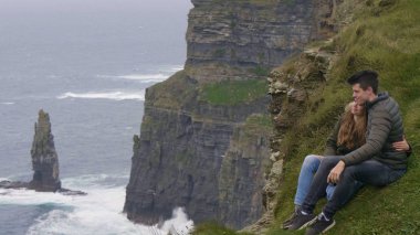 Aşık çift muhteşem manzarası Moher uçurumlar sahiptir.