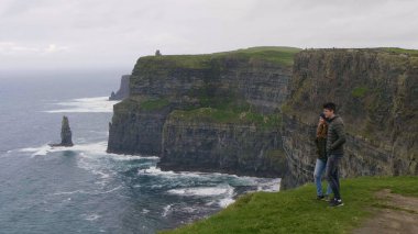 Moher uçurumun kenarında iki arkadaş yürüyüş