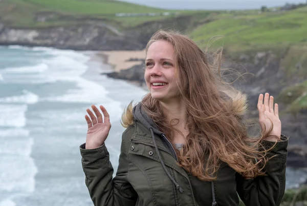 Όμορφο κορίτσι της Ιρλανδίας σε ένα ταξίδι στην ιρλανδική δυτική ακτή — Φωτογραφία Αρχείου