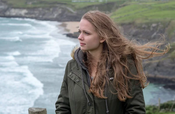 İrlanda İrlandalı Batı sahilinde bir yolculuğa güzel kız — Stok fotoğraf