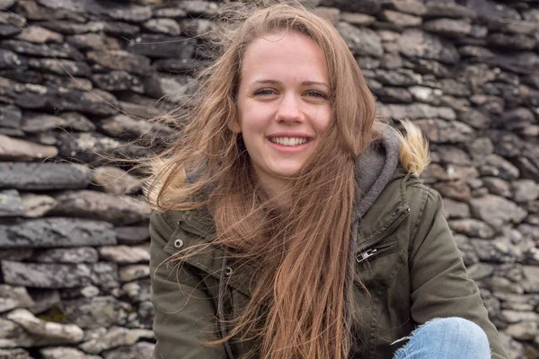 Jovem e feliz mulher sorri para a câmera — Fotografia de Stock