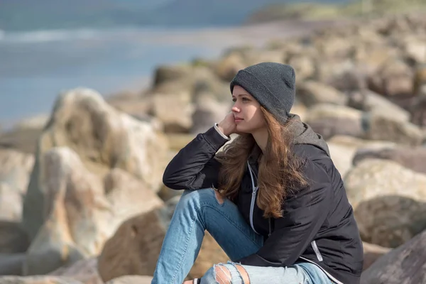 20-річна дівчина, розслаблює на західному узбережжі острова Ірландія — стокове фото