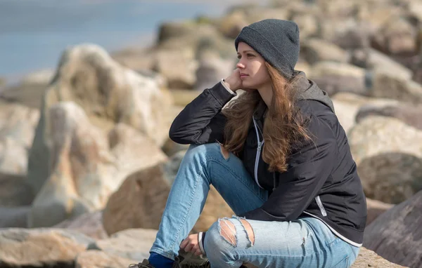 Jovem menina de 20 anos relaxa na costa oeste da Irlanda — Fotografia de Stock