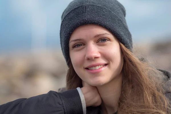 Menina bonita na Irlanda em uma viagem na costa oeste irlandesa — Fotografia de Stock