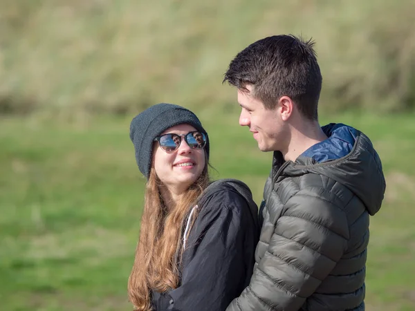 Jovem casal de férias na costa oeste da Irlanda — Fotografia de Stock