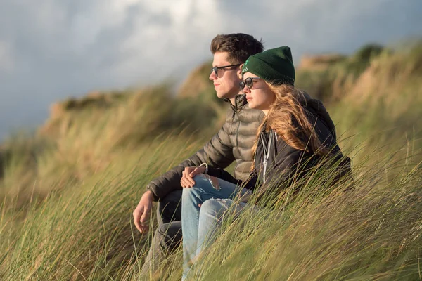 Jovem casal de férias na costa oeste da Irlanda — Fotografia de Stock