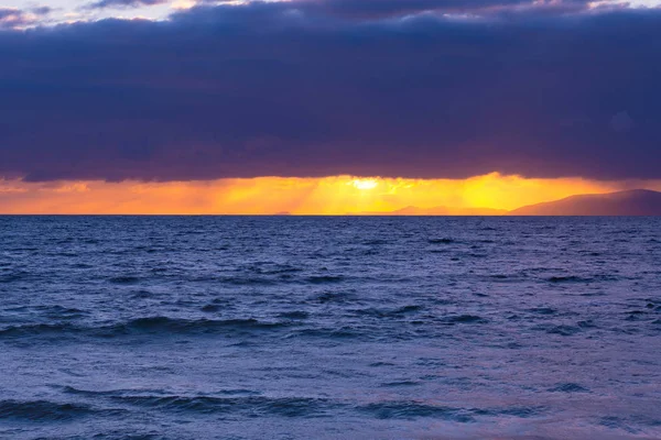 Красочный закат над океаном — стоковое фото