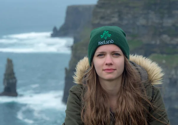 Fiatal nő szereti, Írország - ül a híres Cliffs of Moher — Stock Fotó