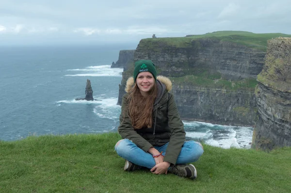Krásná dívka v Irsku na cestě na západní pobřeží Irska — Stock fotografie