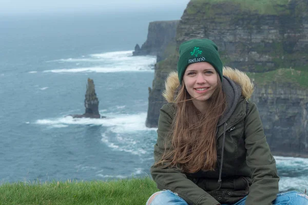 Schönes Mädchen in Irland auf einer Reise an der irischen Westküste — Stockfoto