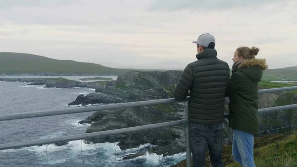 Two friends are impressed by the stunning scenery of Kerry Cliffs — Stock Photo, Image