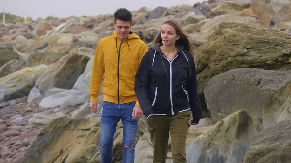 Couple walks along the rocky beach of Rossbeigh — Stock Photo, Image