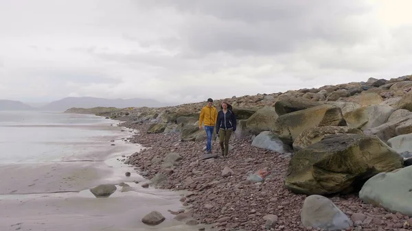 Młoda para spacery wzdłuż plaży na zachodnim wybrzeżu Irlandii — Zdjęcie stockowe