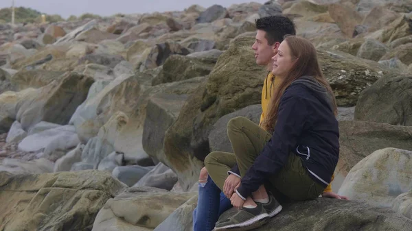 Dwóch przyjaciół zrelaksować się na kamienistej plaży na zachodnim wybrzeżu Irlandii — Zdjęcie stockowe