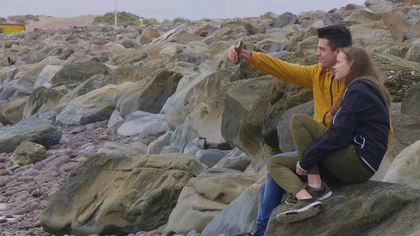 Dwóch przyjaciół Zrób selfie na skalistym wybrzeżu west irlandzki — Zdjęcie stockowe