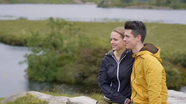 Casal apaixonado relaxa na costa oeste da Irlanda — Fotografia de Stock