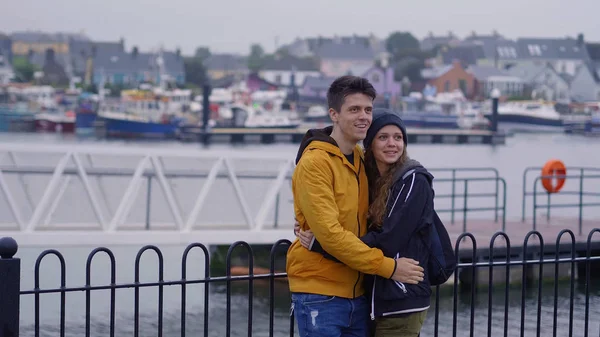 Jovem casal apaixonado no porto da Irlanda — Fotografia de Stock