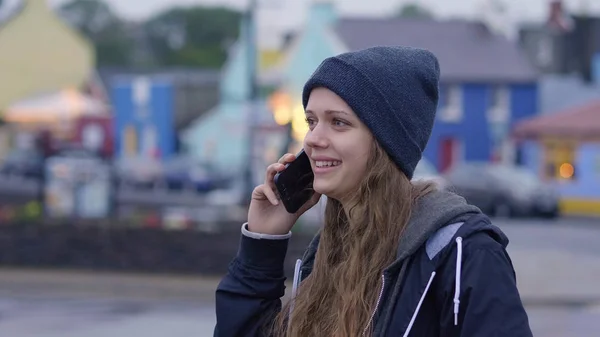 Ung vacker kvinna med sin mobiltelefon — Stockfoto