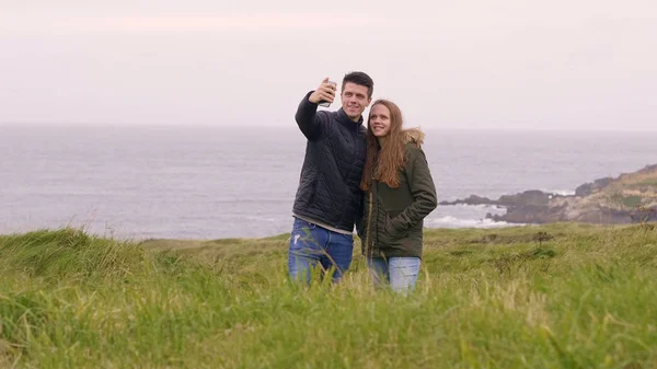 Two friends on vacation in Ireland take a selfie — Stock Photo, Image