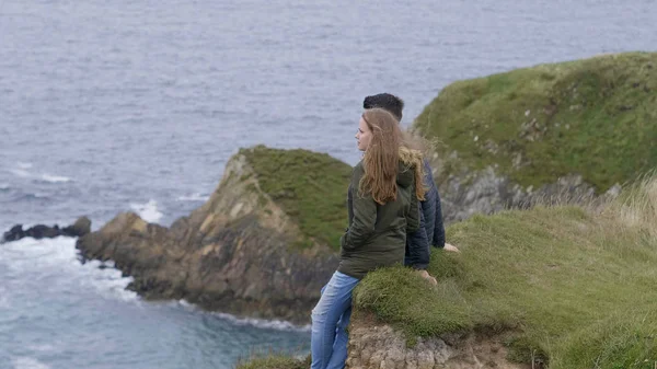 Dwóch przyjaciół siedzieć na skraju klifu na zachodnim wybrzeżu Irlandii — Zdjęcie stockowe
