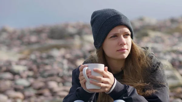 Close up tiro de uma menina com uma xícara de café em suas mãos — Fotografia de Stock