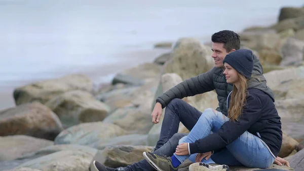 Jovem casal apaixonado gosta do tempo juntos — Fotografia de Stock