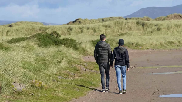 Chodzić w parze po zielonej trawie Irlandii — Zdjęcie stockowe