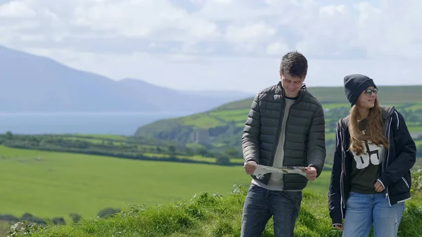 Coppia giovane nel suo primo viaggio in Irlanda — Foto Stock