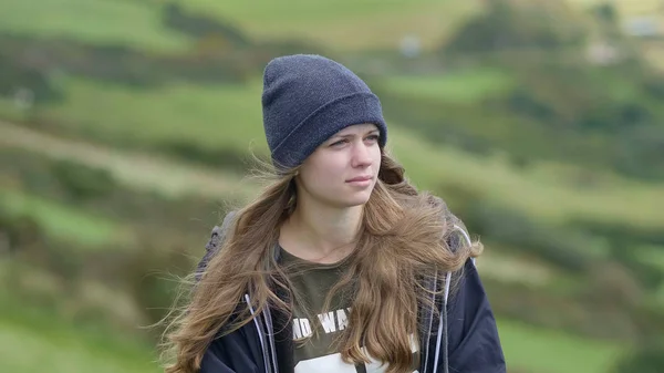 Menina feliz olha para a paisagem incrível da Irlanda — Fotografia de Stock