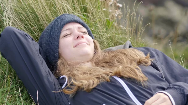 Mädchen liegt im Gras an der irischen Westküste — Stockfoto