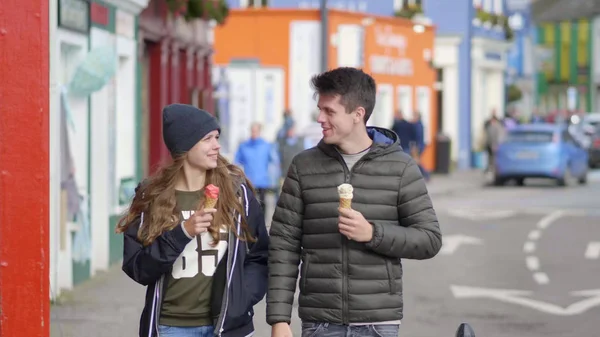 Coppia felice con gelato in una giornata di sole — Foto Stock