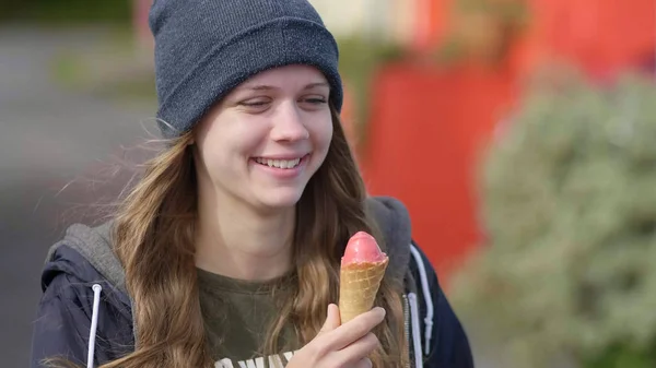 Close up tiro de uma jovem mulher bonita comendo sorvete — Fotografia de Stock