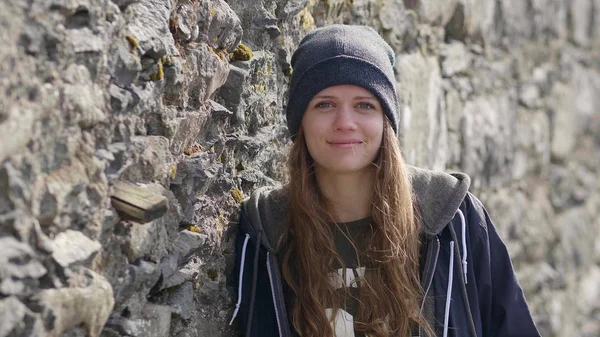 20-jähriges Mädchen lächelt in die Kamera — Stockfoto