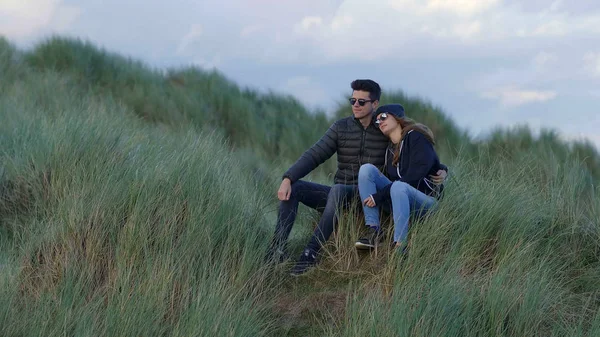 Dois amigos têm um tempo maravilhoso juntos enquanto viajam pela Irlanda — Fotografia de Stock