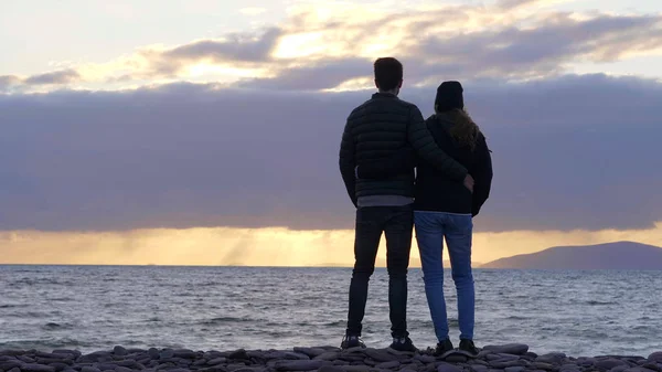 Casal no oceano Atlântico ao pôr-do-sol — Fotografia de Stock