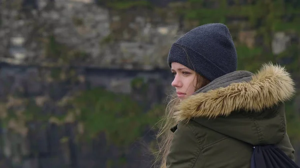 Detailní záběr záběr mladá žena sedící na útesy Moher — Stock fotografie