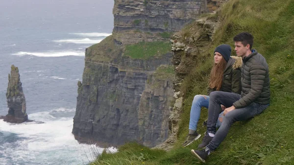 Young couple in love travel to the Cliffs of Moher in Ireland — Stock Photo, Image
