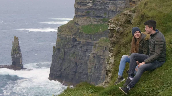 Genç çift, Moher kayalıklarla — Stok fotoğraf