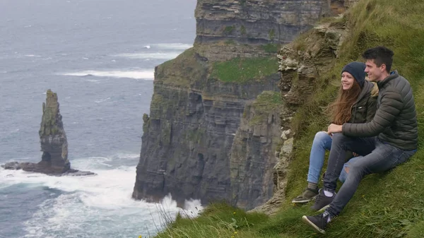Two friends in love at the Cliffs of Moher in Ireland - breathtaking scenery — Stock Photo, Image