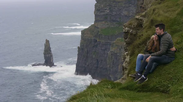 Two friends travel to the Cliffs of Moher at the Irish west coast — Stock Photo, Image