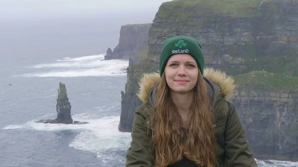 Hübsches Mädchen genießt die Zeit an den Klippen von Moher — Stockfoto