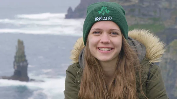 Gros plan d'une jolie fille qui aime l'Irlande — Photo