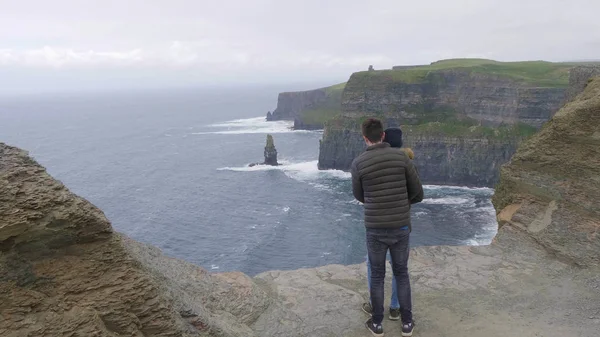 Couple travels to the Cliffs of Moher in Ireland — Stock Photo, Image