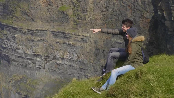 在爱尔兰的莫赫悬崖上的一对夫妇特写镜头 — 图库照片